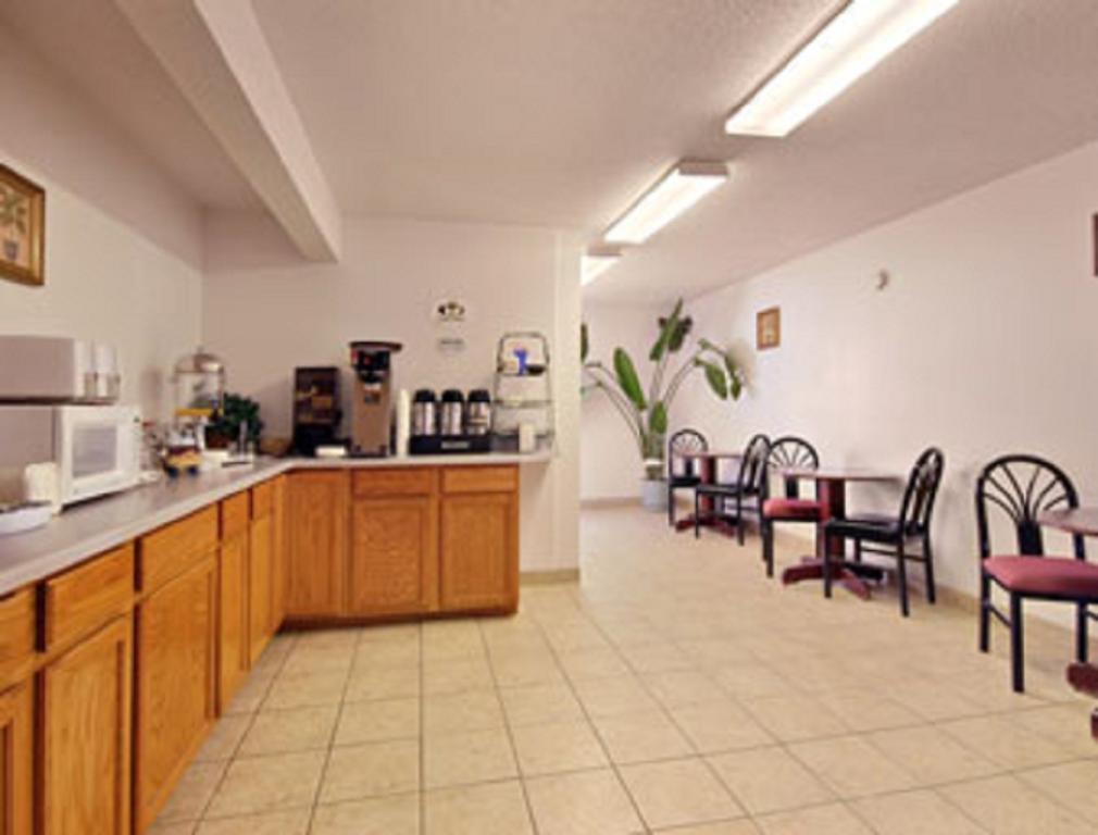 במוטל Super 8 By Wyndham Osceola Ia מראה חיצוני תמונה